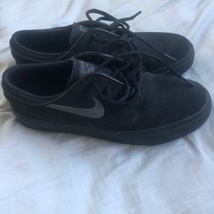 Nike black janoski 6.5 youth